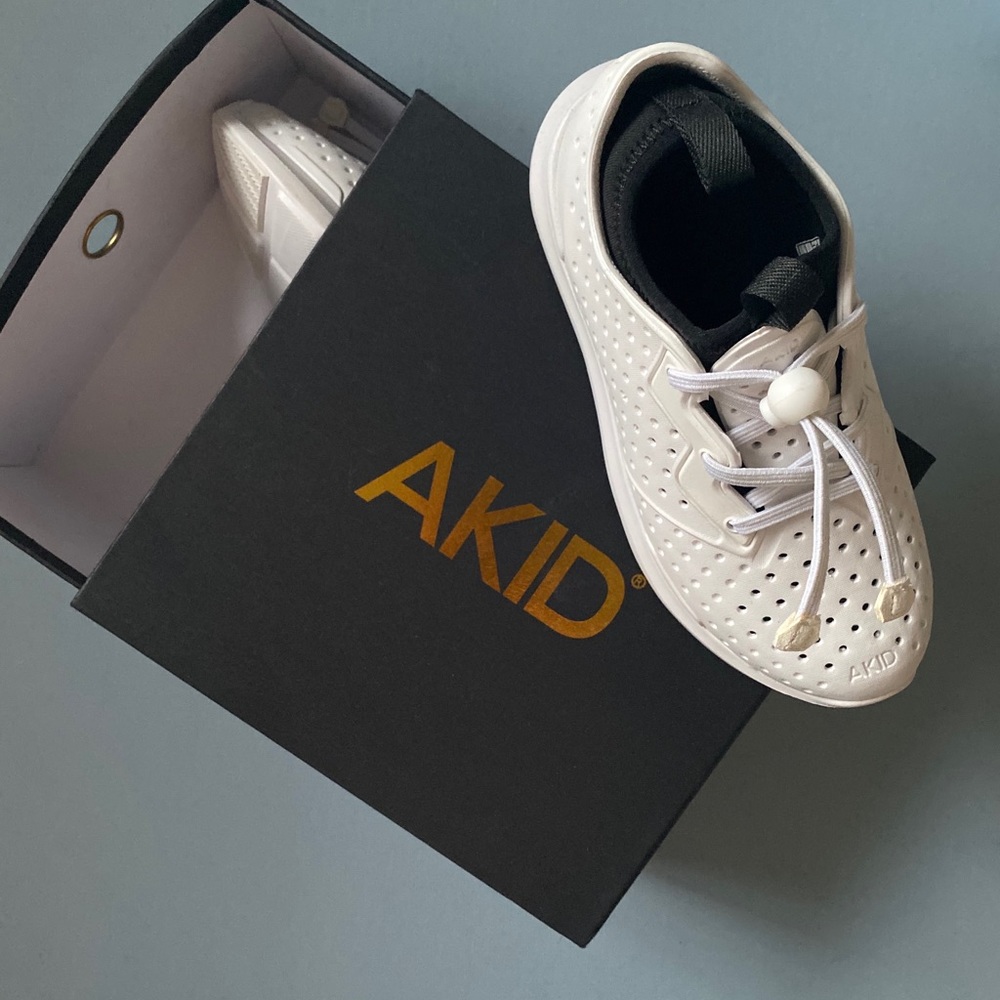 AKID gender neutral Elle sneakers - new with tags!